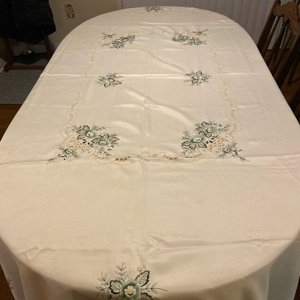 Vintage Quaker Lace Carefree Elegance Satin Tablecloth and matching napkins